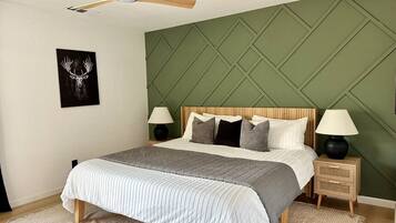 2 habitaciones, escritorio y tabla de planchar con plancha