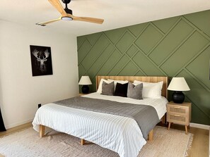 2 habitaciones, escritorio y tabla de planchar con plancha