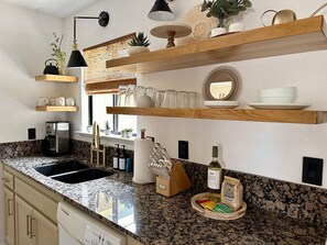 冷蔵庫、電子レンジ、オーブン、コンロ