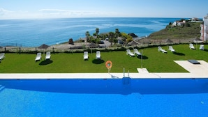 A pool with a lifeguard chair and a flag indicating no diving. - Apartamento con vistas al mar lateral (Torrox Costa)