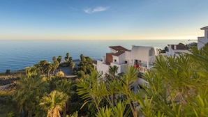 A coastal view with white buildings, palm trees, and a clear sky. - Apartamento con vistas al mar lateral (Torrox Costa)
