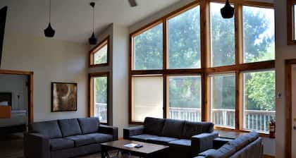 8BR Mountainside Bliss for 20: The Blue Mountains Chalet w/Hot Tub & BBQ- Large & Private Backyard!