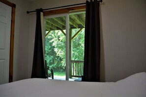 8 bedrooms, desk, iron/ironing board, travel crib