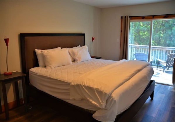 8 Schlafzimmer, Schreibtisch, Bügeleisen/Bügelbrett, Reisekinderbett