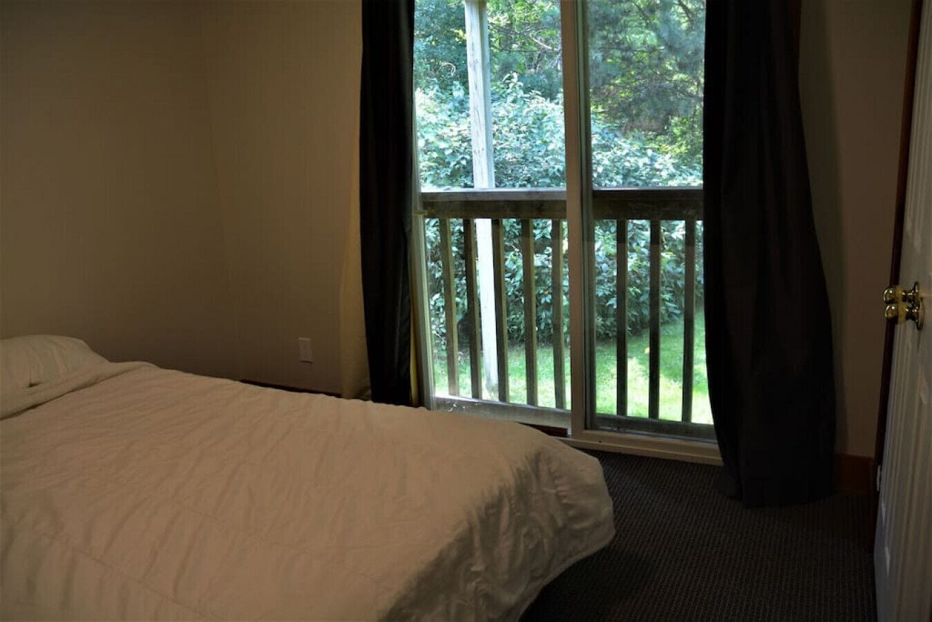 8 bedrooms, desk, iron/ironing board, travel crib