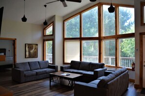 Smart TV y chimenea 