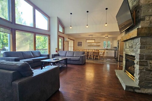 All-Season 8BR Vacation Chalet