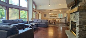 All-Season 8 Bedroom Vacation Chalet at Blue Mountainsw/Hot Tub & BBQ  - Private Backyard