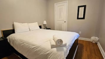 7 Schlafzimmer, Schreibtisch, Bügeleisen/Bügelbrett, Reisekinderbett