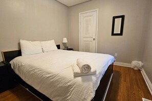 7 habitaciones, escritorio y tabla de planchar con plancha 