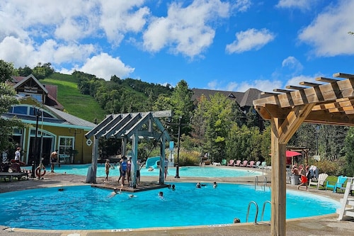 Just Steps from The Blue Mountains with the Perfect View! 7BR w/ Hot Tub, Sauna & Sleeps 18