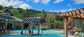 Just Steps from The Blue Mountains with the Perfect View! 7BR w/ Hot Tub, Sauna & Sleeps 18