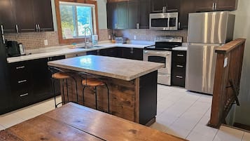 Køleskab, mikrobølgeovn, ovn, kogeplade