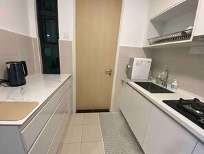 Private kitchen - RUMAH HINGGAP #2 [3-bedroom + balcony + KLCC View] (Kuala Lumpur)