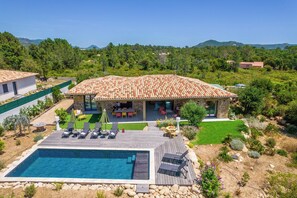 Une villa dotée d’une piscine, d’un espace extérieur aménagé et offrant une vue sur le paysage environnant.