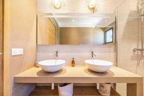 Dusche, Haartrockner, Handtücher, Seife