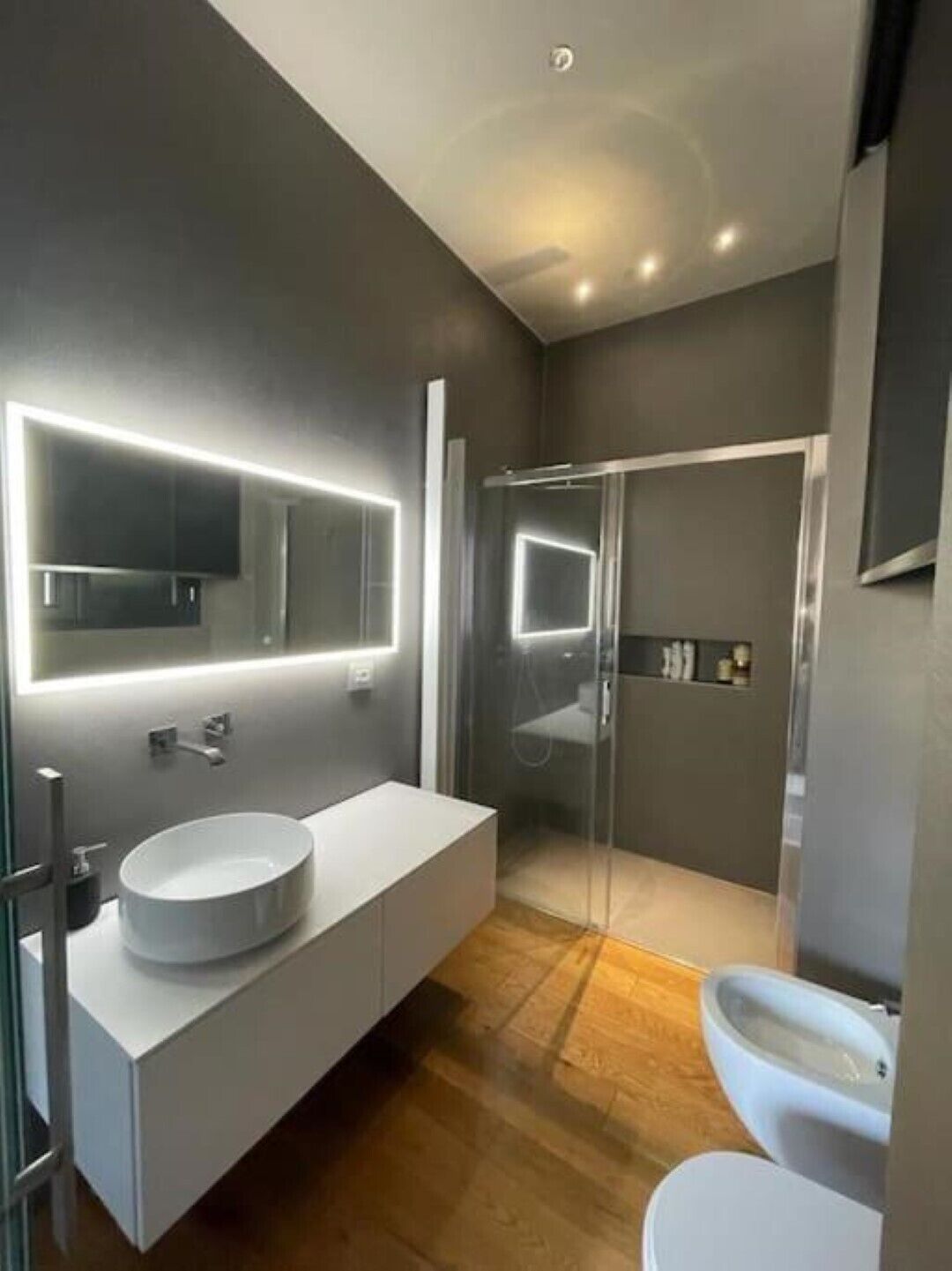 Dusche, Haartrockner, Bidet, Handtücher