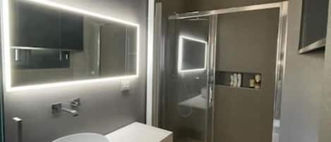 Douche, sĂšche-cheveux, bidet, serviettes fournies
