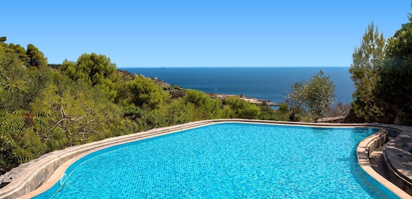 Piscine extérieure en saison