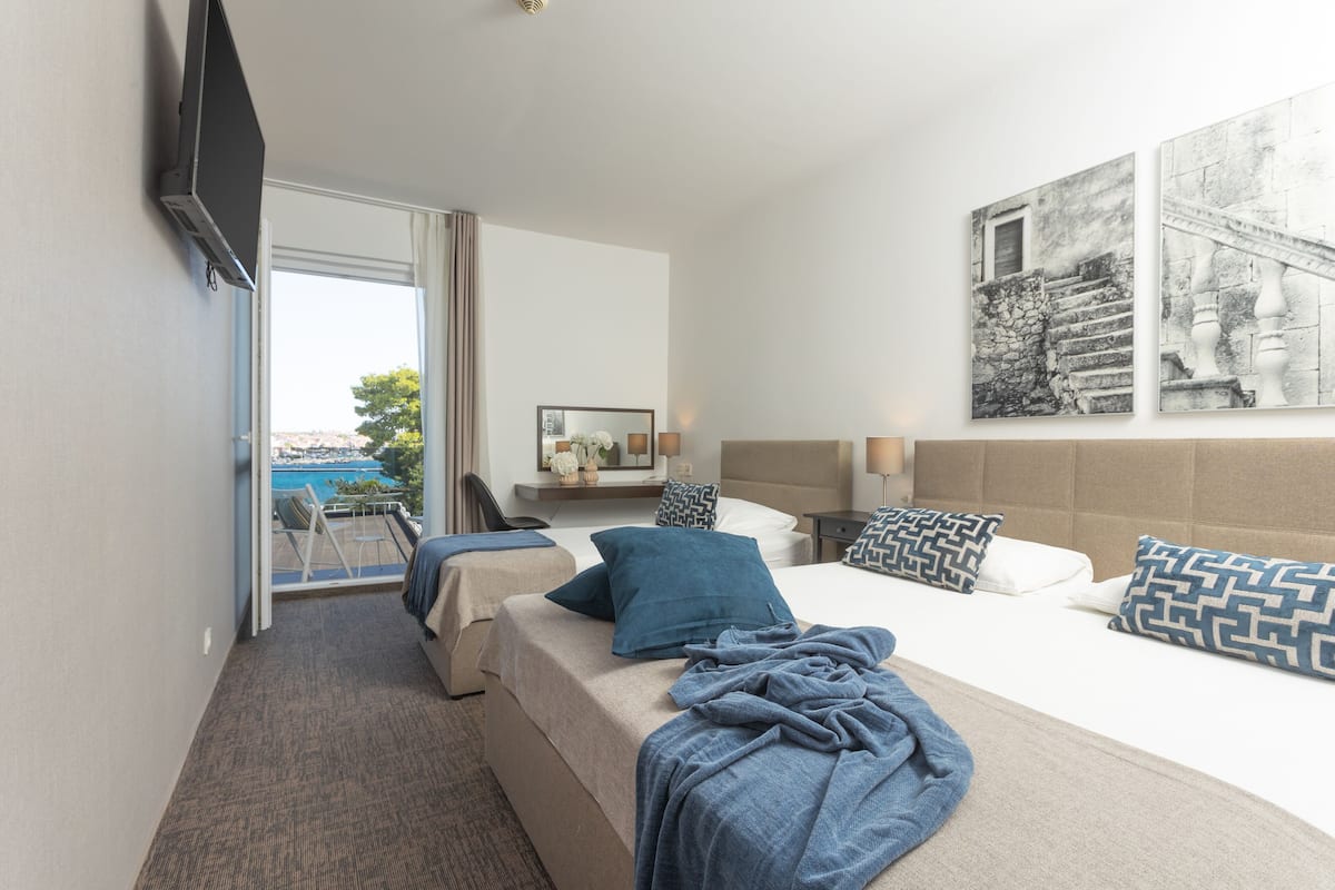 Superior kamer, balkon, gedeeltelijk uitzicht op zee | Een minibar, een kluis op de kamer, een bureau, een laptopwerkplek