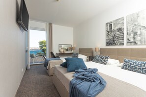 Superior double room, extra bed, sea side, balcony | 미니바, 객실 내 금고, 책상, 노트북 작업 공간