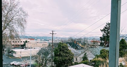 Charming Apt in Dwntwn The Dalles w/ Epic Views!