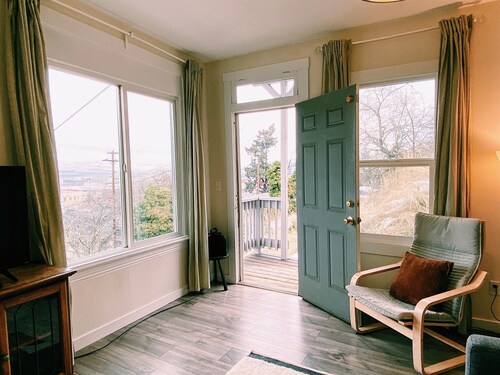 Stylish River View Apt | Walk to Cafes & More