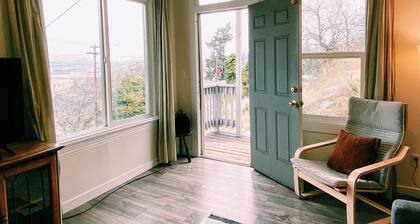 Stylish River View Apt | Walk to Cafes & More