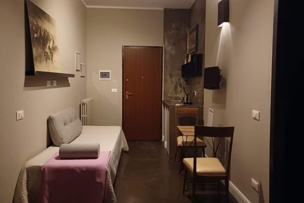 Camera Junior con letto matrimoniale o 2 letti singoli, 1 letto queen | Area soggiorno | TV 30 pollici con canali digitali
