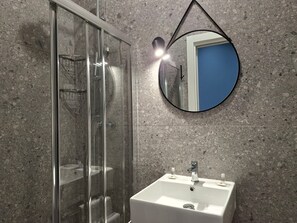 Habitación básica doble, 1 cama Queen size | Baño | Regadera tipo lluvia, toallas, jabón, shampoo 