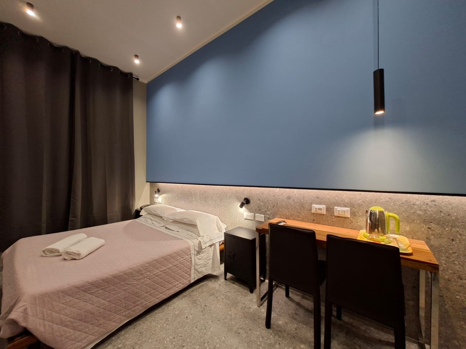 Quarto casal básico, 1 cama Queen | Edredons de pluma, espaço de trabalho para notebook, Wi-Fi de cortesia