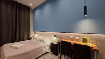 Habitación básica doble, 1 cama de matrimonio | Edredones de plumas, espacio para trabajar con un portátil, wifi gratis