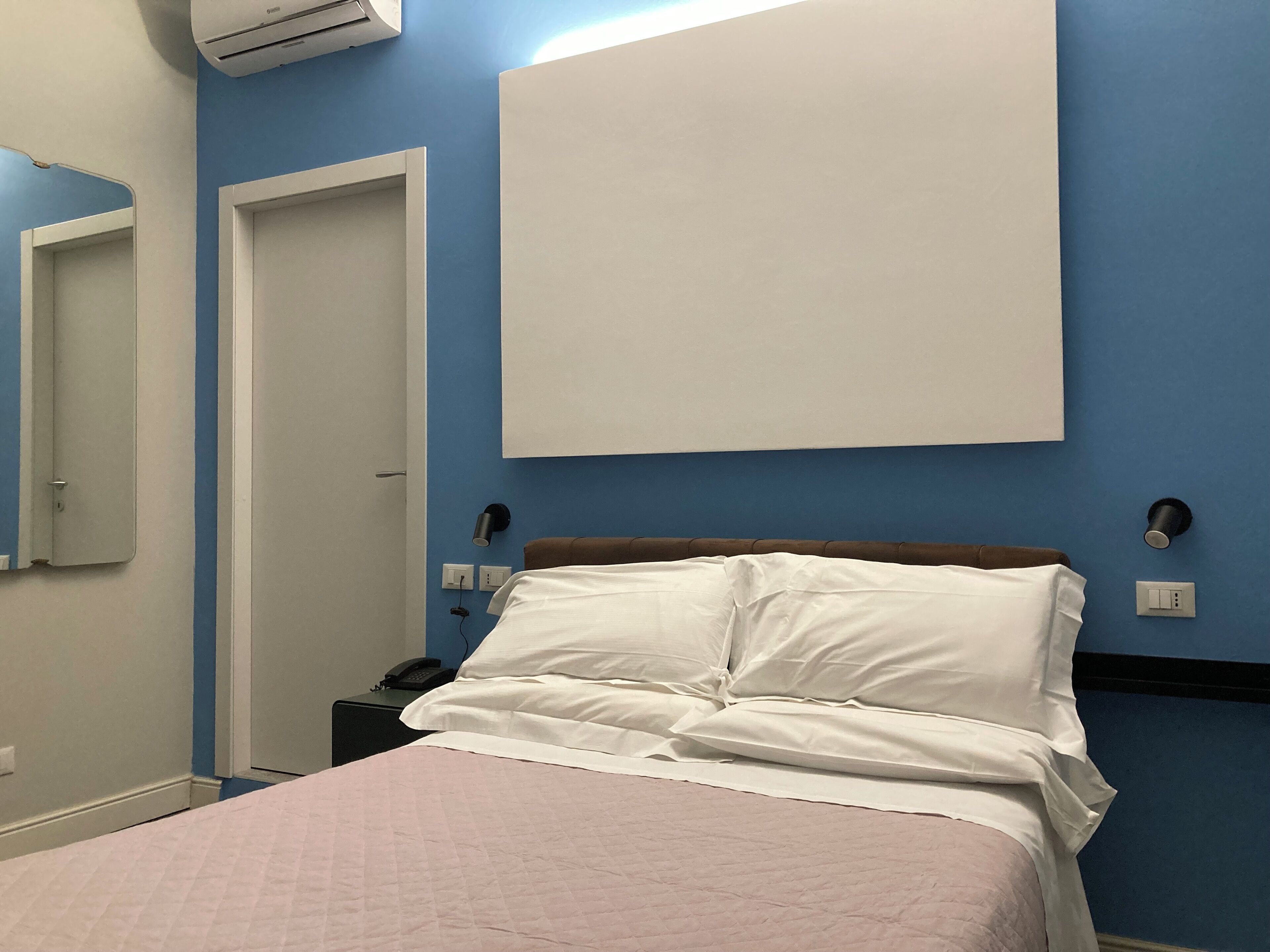 Doppia Basic, 1 letto queen | Copriletto in piuma, postazione laptop, Wi-Fi gratuito, lenzuola