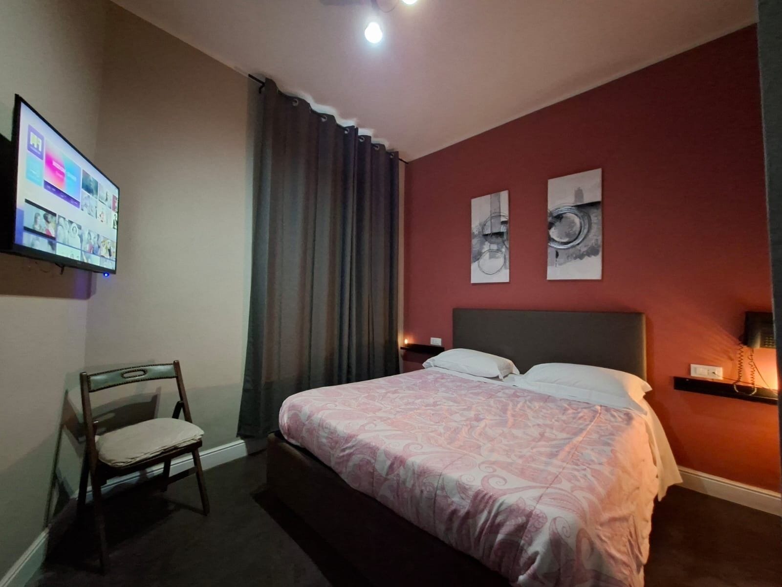 Dobbelt- eller tomannsrom – junior, 1 queensize-seng | Dundyner, skrivebord for bærbar PC, wi-fi (inkludert) og sengetøy