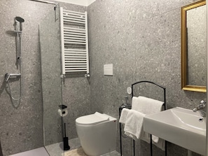 Quarto casal ou duplo luxo, 1 cama Queen | Banheiro | Chuveiro com efeito de chuva, toalhas de banho, sabonete, shampoo