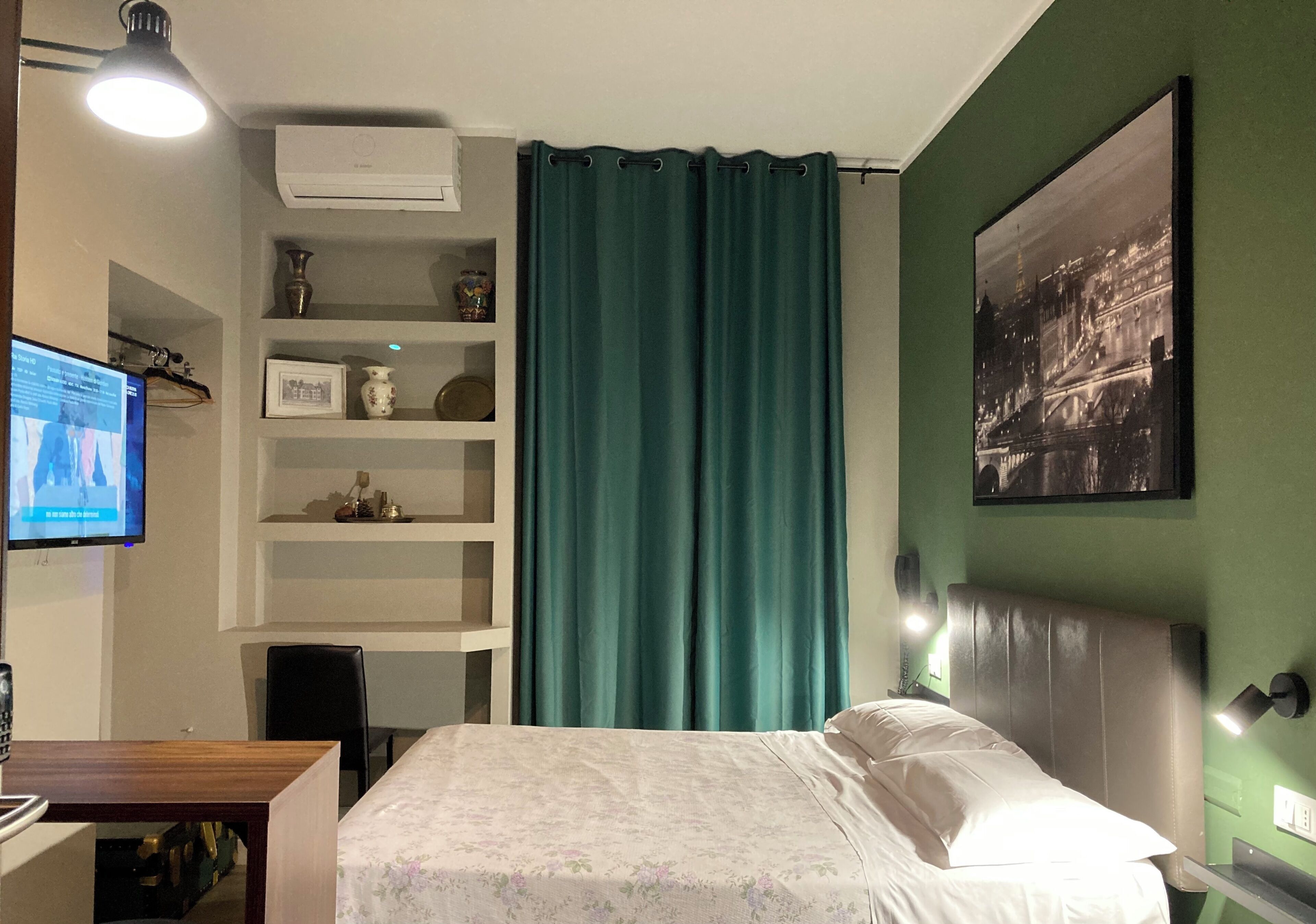Quarto casal superior, 1 cama Queen | Edredons de pluma, espaço de trabalho para notebook, Wi-Fi de cortesia