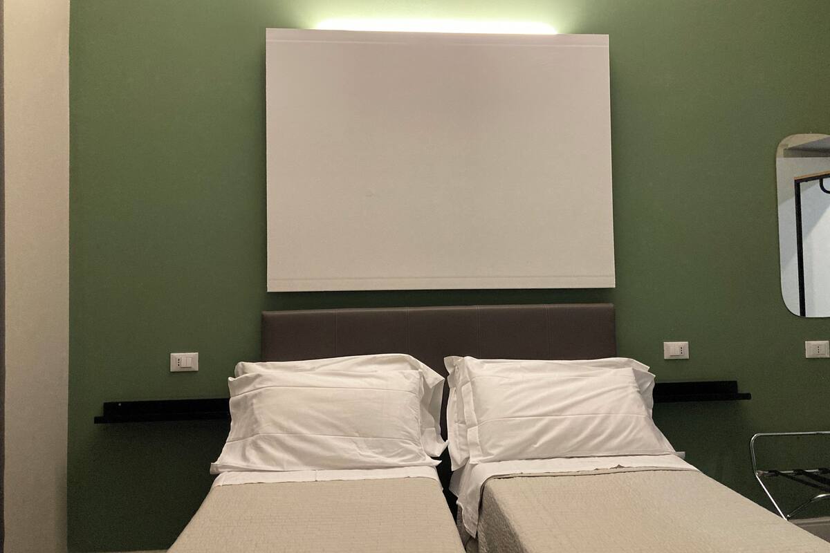 Cubrecamas, espacio para trabajar con laptop y wifi gratis