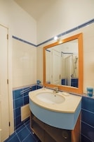 Estudio clásico | Baño | Artículos de higiene personal gratuitos, secador de pelo y bidé