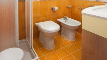Classic-Apartment | Badezimmer | Kostenlose Toilettenartikel, Haartrockner, Bidet