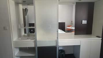 Double or Twin Room | Soundproofing, iron/ironing board, free WiFi