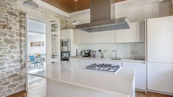 Réfrigérateur, micro-ondes, four, lave-vaisselle