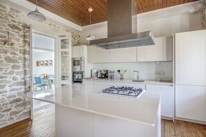 Frigorifero, microonde, forno, lavastoviglie