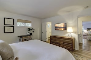 3 bedrooms, desk, iron/ironing board, free WiFi