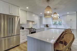 Fridge, microwave, oven, stovetop - 5 Willow Oak - A Modern Coastal Chic 3-Bedroom Home in Sea Pines! (Hilton Head Island)