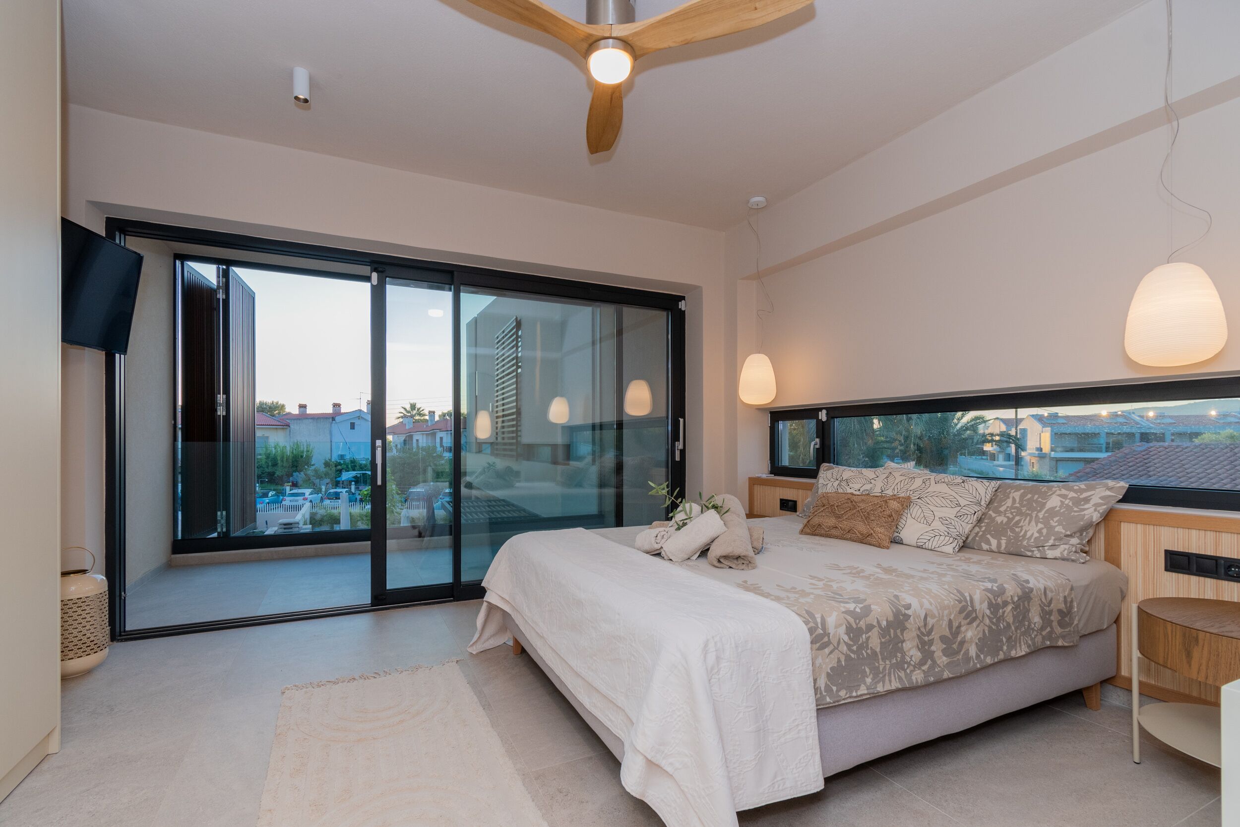 4 bedrooms, travel crib, WiFi (free), bed sheets
