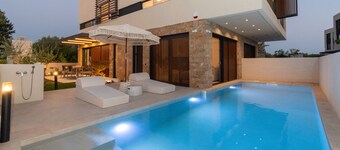 SithoniaRS Luxury Three Floors Villa With Private Pool & Garden