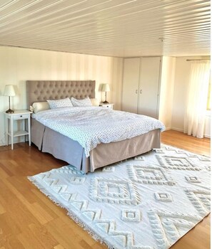 4 bedrooms, iron/ironing board, WiFi, bed sheets