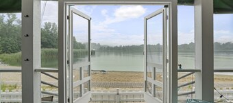 Lake Kai Charmer - 4 bedroom, Beachfront Deck, Kayaks, Resort Amenities