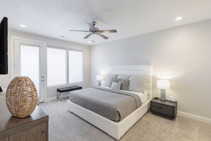 4 habitaciones, tabla de planchar con plancha y cuna de viaje