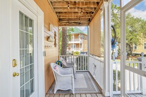 Property grounds - Fully Upgraded Condo, Ideal for Families with Oasis Pool, Tiki Bar & Grill (Pensacola)